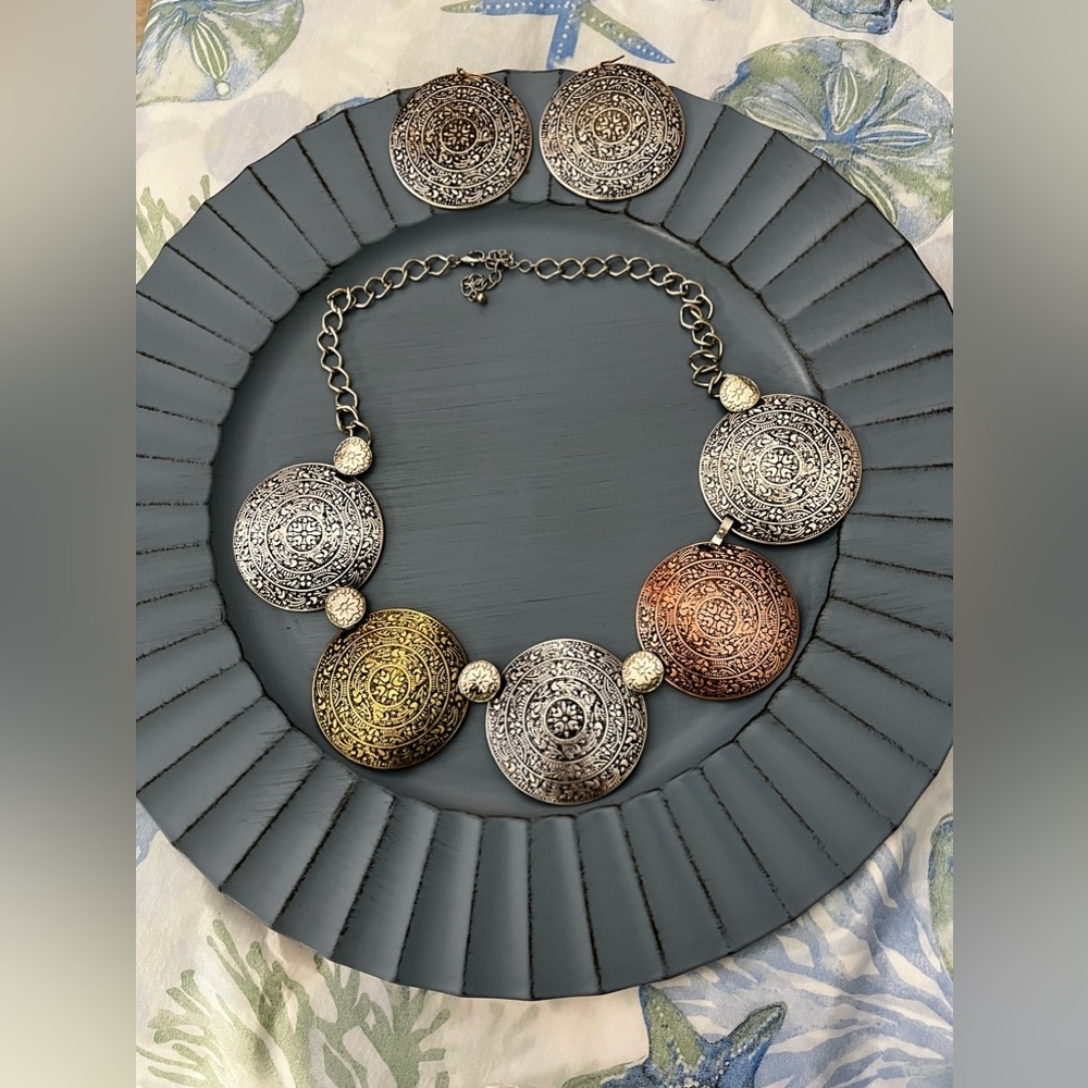 Very cute necklace with matching earrings set